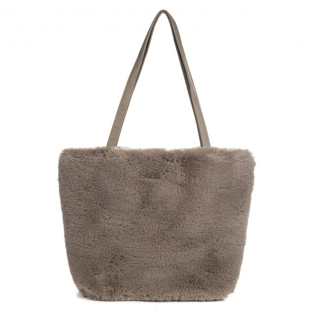 beautiful latte faux fur large bag with shoulder handles. An inner pocket and a popper fastening for extra security.

H30cm x W46cm x D17cm

100% Polyester