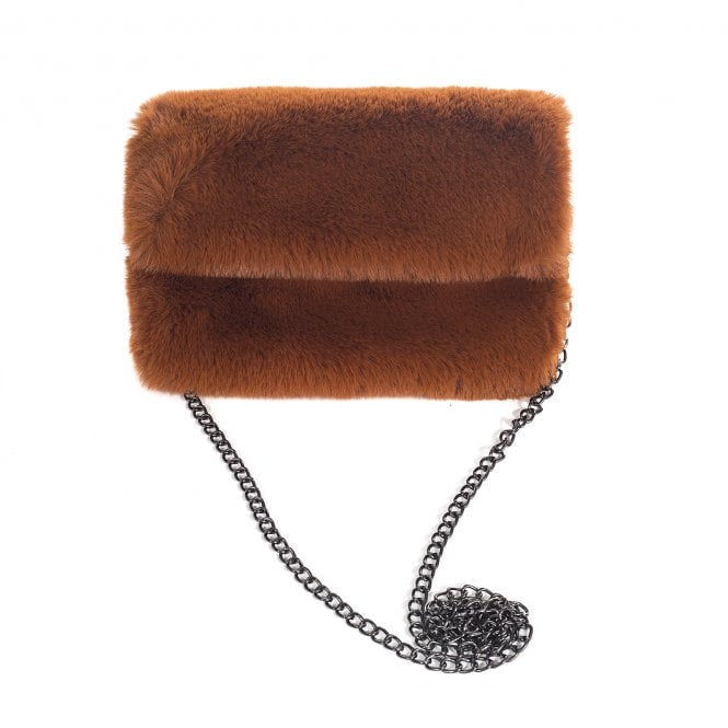 A beautiful nutmeg faux fur handbag with elegant  metal chain.

Zip fastening with poppers for added security.

20cm x25cm

