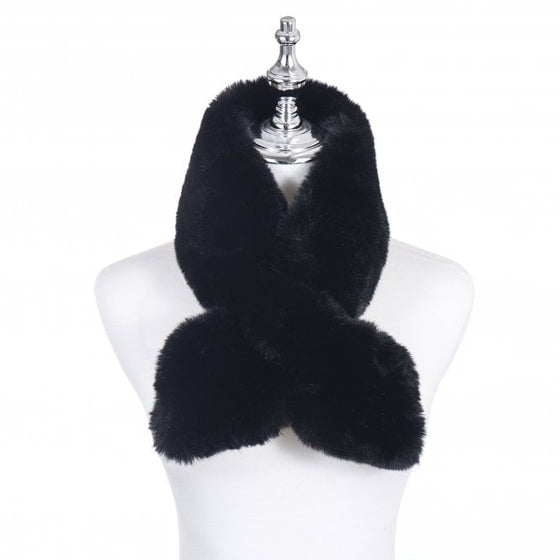 beautiful black faux fur scarf with an easy opening to thread the scarf though to ensure  a comfy warm fit.

12cm x 90cm

100% Polyester