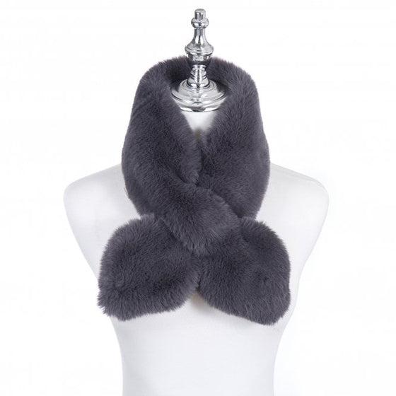 A beautiful grey faux fur scarf with an easy opening to thread the scarf though to ensure  a comfy warm fit.

12cm x 90cm

100% Polyester