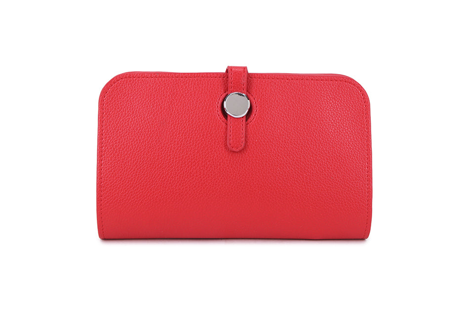 This very versatile red faux leather purse can be used in various ways. It has a removable card wallet with several card slots and room to put a picture or driving license in. 